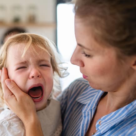 Schlechte Laune nach dem Kindergarten kann bei kleinen Kindern häufig vorkommen.