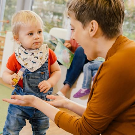 Erzieherin mit Kindern in der Kita.