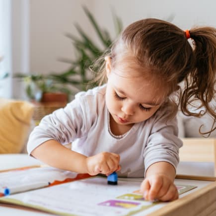 Viele Kinder malen Kindergarten-Freundebücher mit Hingabe aus. 