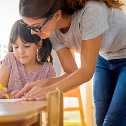 Ob Kinder schon im Kindergarten lesen und schreiben lernen sollten, ist unter Eltern ein viel diskutiertes Thema. 