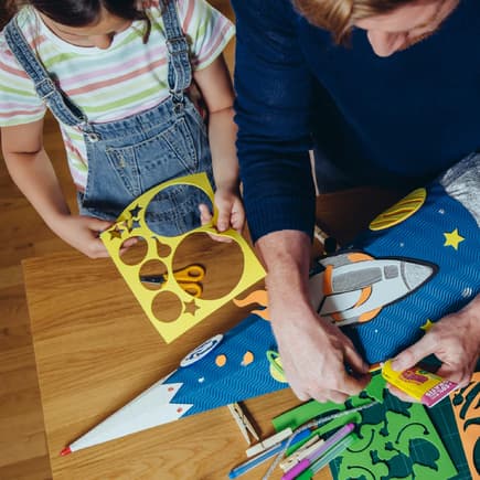Gemeinsam basteln für die Einschulung macht Spaß und bringt garantiert eine tolle Schultüte hervor.