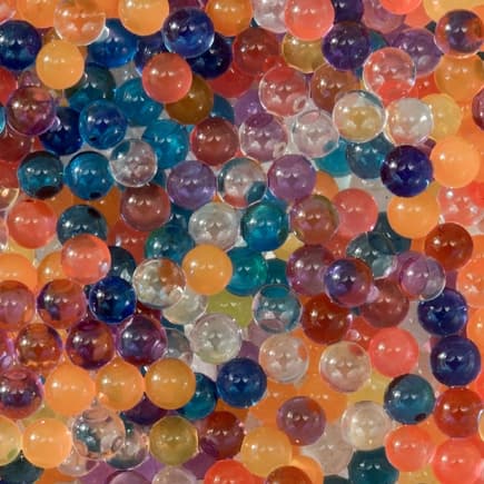 Viele bunte Wasserperlen auf einem Haufen