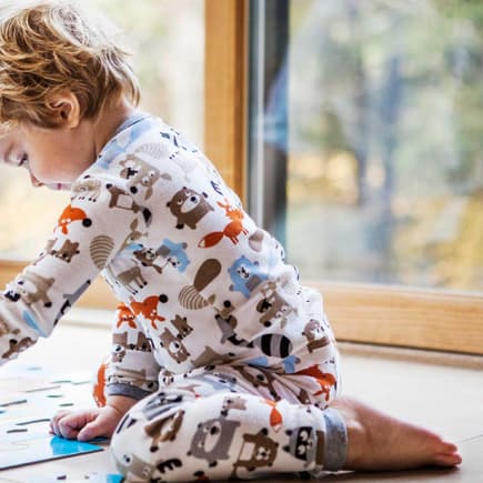 Puzzles sind für Kinder die ideale Beschäftigung für lange Sonntage im Schlafanzug.