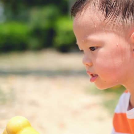 Auf vielen Spielplätzen kommen Kinder schnell ins Schwitzen – aber nicht nur, weil sie sich auspowern.