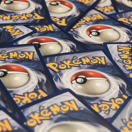 Ein Haufen Pokémon-Karten. 