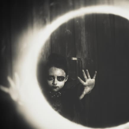 Gruselbild mit Kind in Schwarz-Weiß.