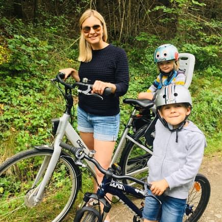 Radtour mit den Kids: Paul (2) darf bei Mama Tina mitfahren, Louis kann schon alleine radeln.