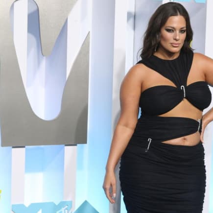 Mut zur Lücke: Ashley Graham präsentiert ihren After-Twins-Body in diesem heißen Outfit bei den MTV Video Music Awards.