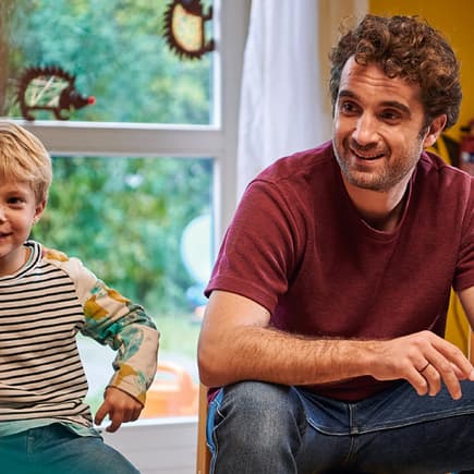 Oliver Wnuk als Erzieher Freddy im Spielfilm "Das Leben ist kein Kindergarten".