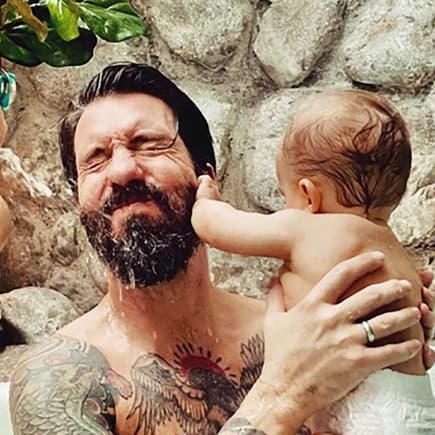 Humor kann er: Dieses Bild von sich und seine Kindern veröffentlichte Alec Völkel auf seinem Instagram-Account. 