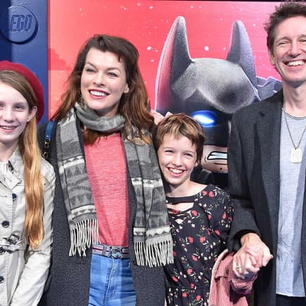 Milla Jovovich mit Ehemann Paul Anderson und den beiden ältesten Töchtern Ever Gabo und Dashiel Edan Anderson. 
