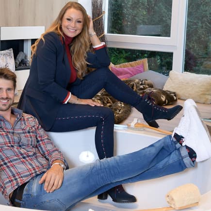 Jana und Thore Schölermann freuen sich auf ihr erstes Kind – und auf die gemeinsame Zeit im Familienheim.