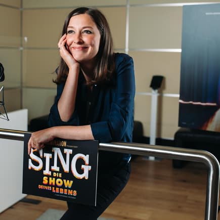 Im Studio spricht Alexandra Maria Lara die Rolle ihres niedlichen Glücksbringers ein: Hausschweinchen Rosita.