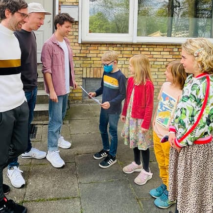 Unsere Kinderreporter im Einsatz: Vier Hamburger Zweitklässler löchern "Deine Freunde" mit Fragen.