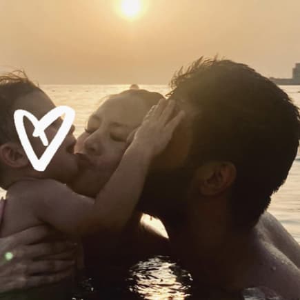 Zweifache Mama Fiona Erdmann hier mit ihrem Mann und Sohn beim Kuscheln im Meer.