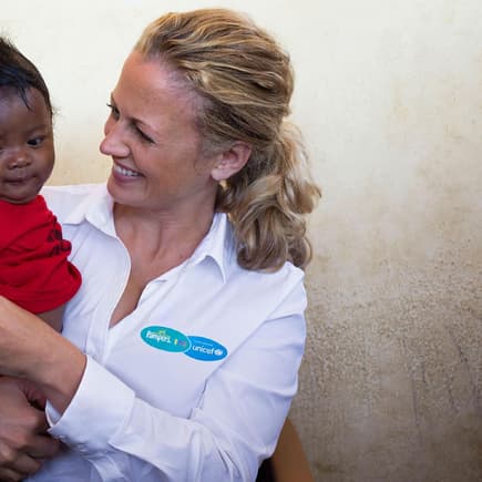 Barbara Schöneberger hält ihren Sohn und ihre Tochter aus der Öffentlichkeit raus, sogar ihre Namen sind geheim. Das Foto ist im Rahmen ihrer Tätigkeit als Botschafterin für die Aktion "1 Packung = 1 lebensrettende Impfdosis" von Pampers für UNICEF entstanden.