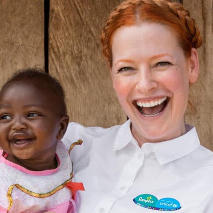 Enie van de Meiklokjes ist Mutter von Zwillingen. Mit Pampers engagierte sie sich 2018 für UNICEF in Kenia. 