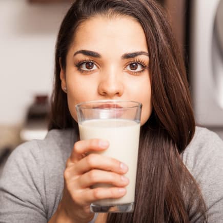Sojamilch und andere Sojaprodukte gelten allgemein als sehr gesund. Werdende Mütter sollten jedoch nicht zu viel davon verzehren.