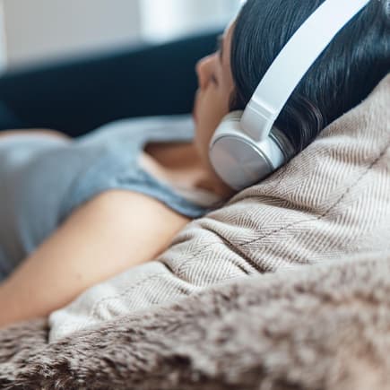 Musik kann die Wehen erleichtern – eine neue Studie zeigt, welche Lieder dafür besonders beliebt sind.