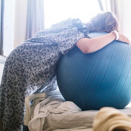 Ein Gymnastikball kann bei der Geburt unterstützen.