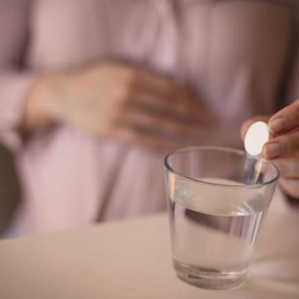 Medikamente in der Schwangerschaft: Nicht alle, wie z. B. ACC Schleimlöser, sind erlaubt! Foto: Getty Images
