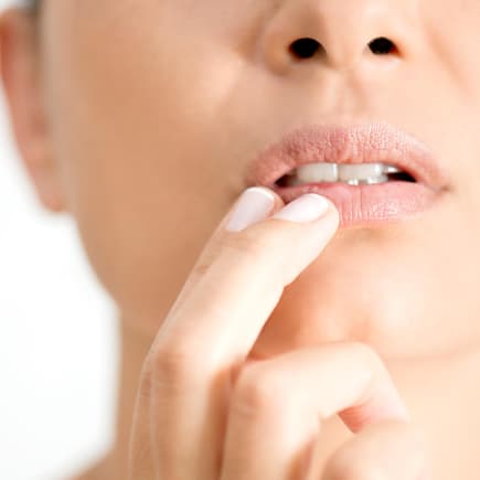 Bei Lippenherpes kommt häufig der Wirkstoff Aciclovir zum Einsatz. Auch in der Schwangerschaft darf er eingesetzt werden. 