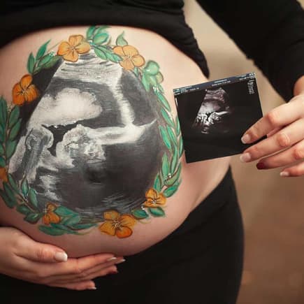 Ein Babybauch mit dem eigenen Ultraschallbild bemalt. Was für eine besondere Erinnerung an die Schwangerschaft. 