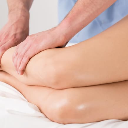 Wenn die Beine schwer werden, kann eine Lymphdrainage in der Schwangerschaft helfen.