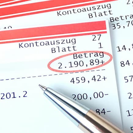 Der Lohn wird bis zum Beginn des Mutterschutzes aus bei Beschäftigungsverbot ausgezahlt.