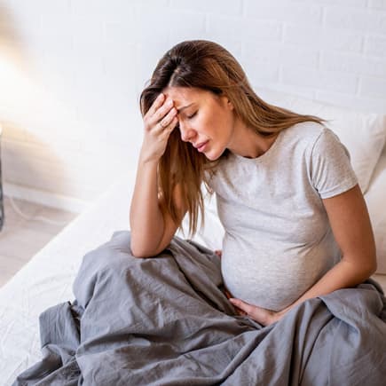 Stress und Verspannungen: Kopfschmerzen in der Schwangerschaft müssen nicht immer einen ernsten Hintergrund haben.