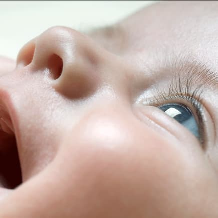Manche Babys kommen schon mit richtig vollen Wimpern auf die Welt. 