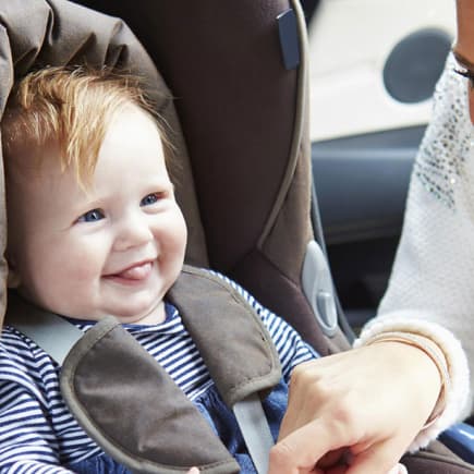 Gut angeschnallt und am besten hinten rechts fährt das Baby sicher im Auto mit.