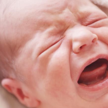 Wenn das Baby dauerhaft schreit, kann das für die Eltern zur Belastung werden. 