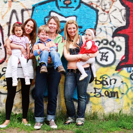 Man sieht ihnen fast 30 Jahre Altersunterschied nicht an. Soraia (21), Adrienne (49) und Martha (22) mit ihren Kids auf dem Spielplatz. Fotos: Peter Pototzki