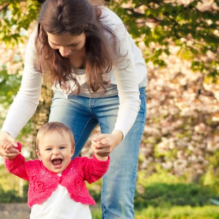 Kinder kommen im Laufe ihres Lebens mit vielen Bakterien in Kontakt.