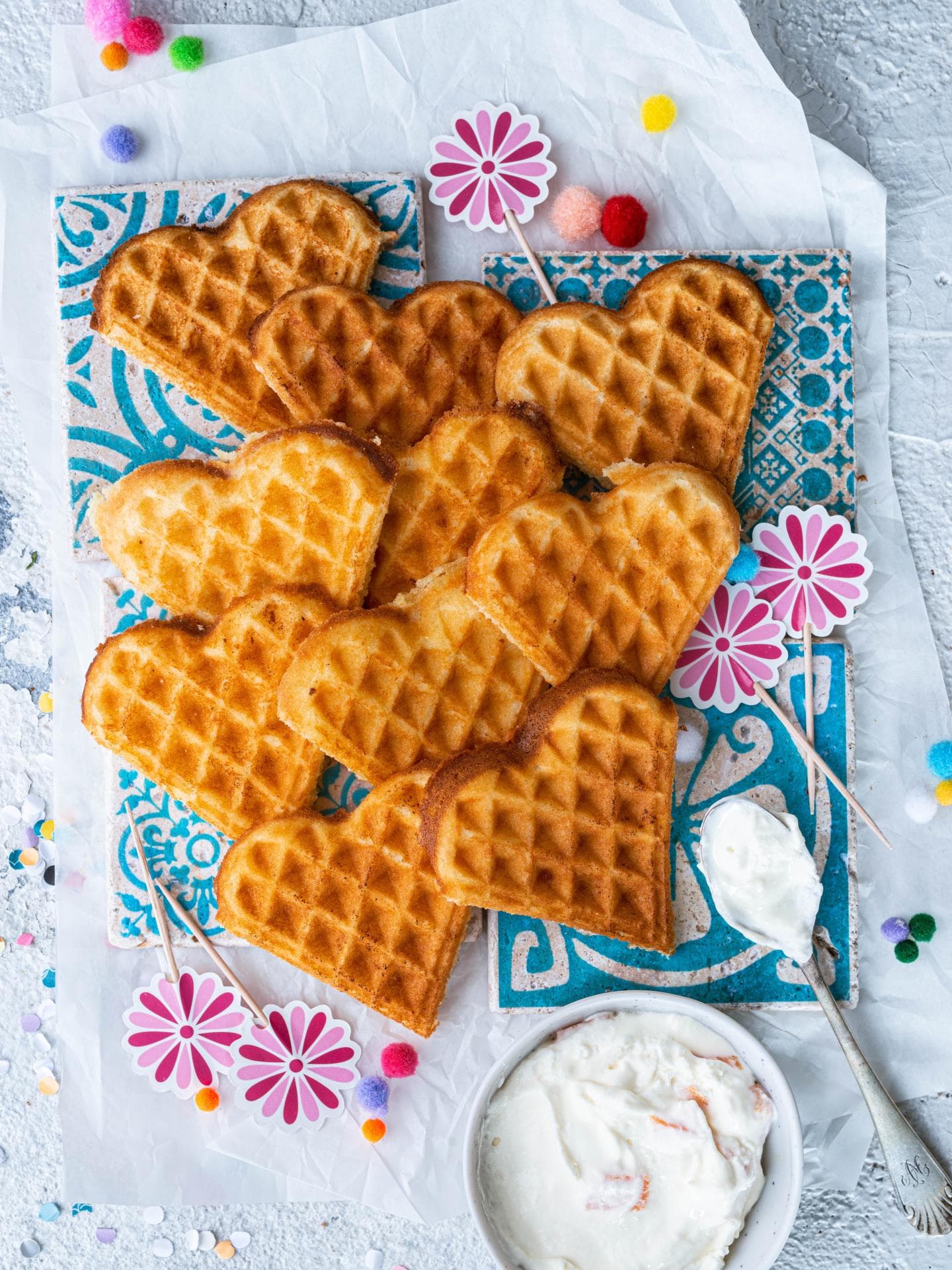 Fantakuchen-Herzwaffeln liegen schön drapiert auf dem Tisch.