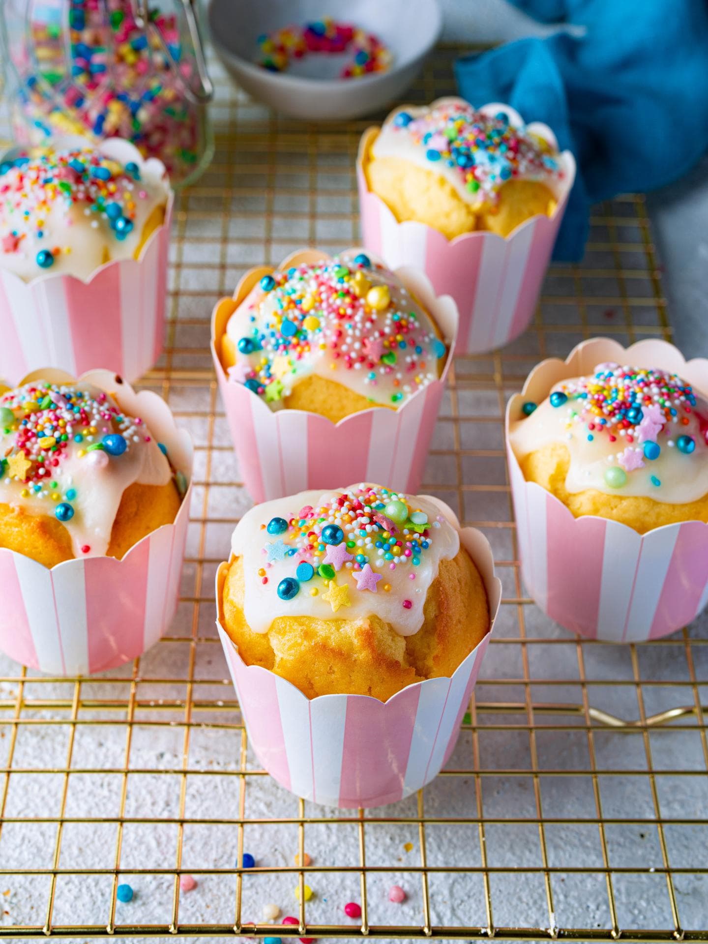Fantakuchen-Muffins sind mit essbaren Perlen bunt verziert.