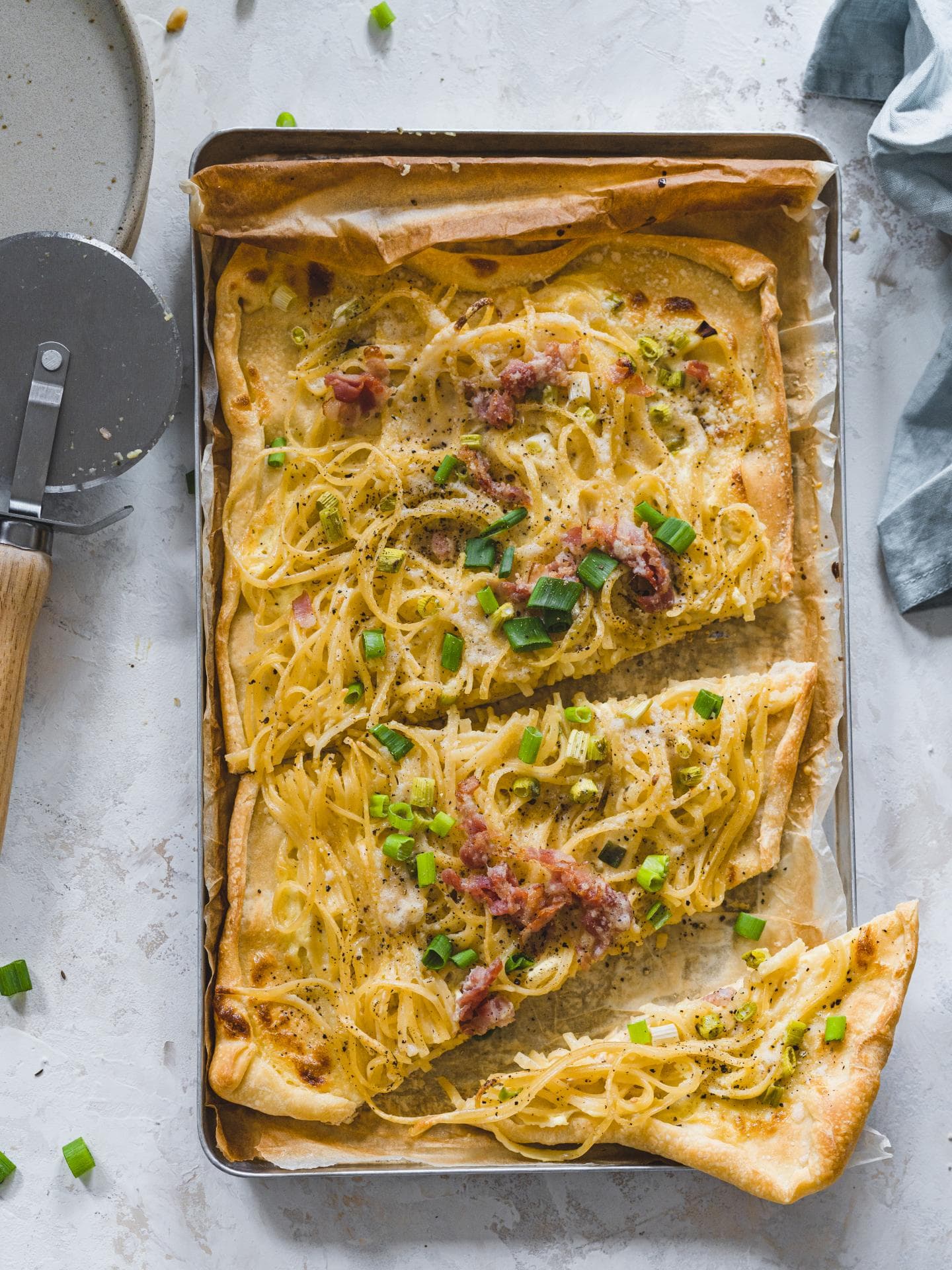 Pizza mit Spaghetti, Speck und Frühlingszwiebeln