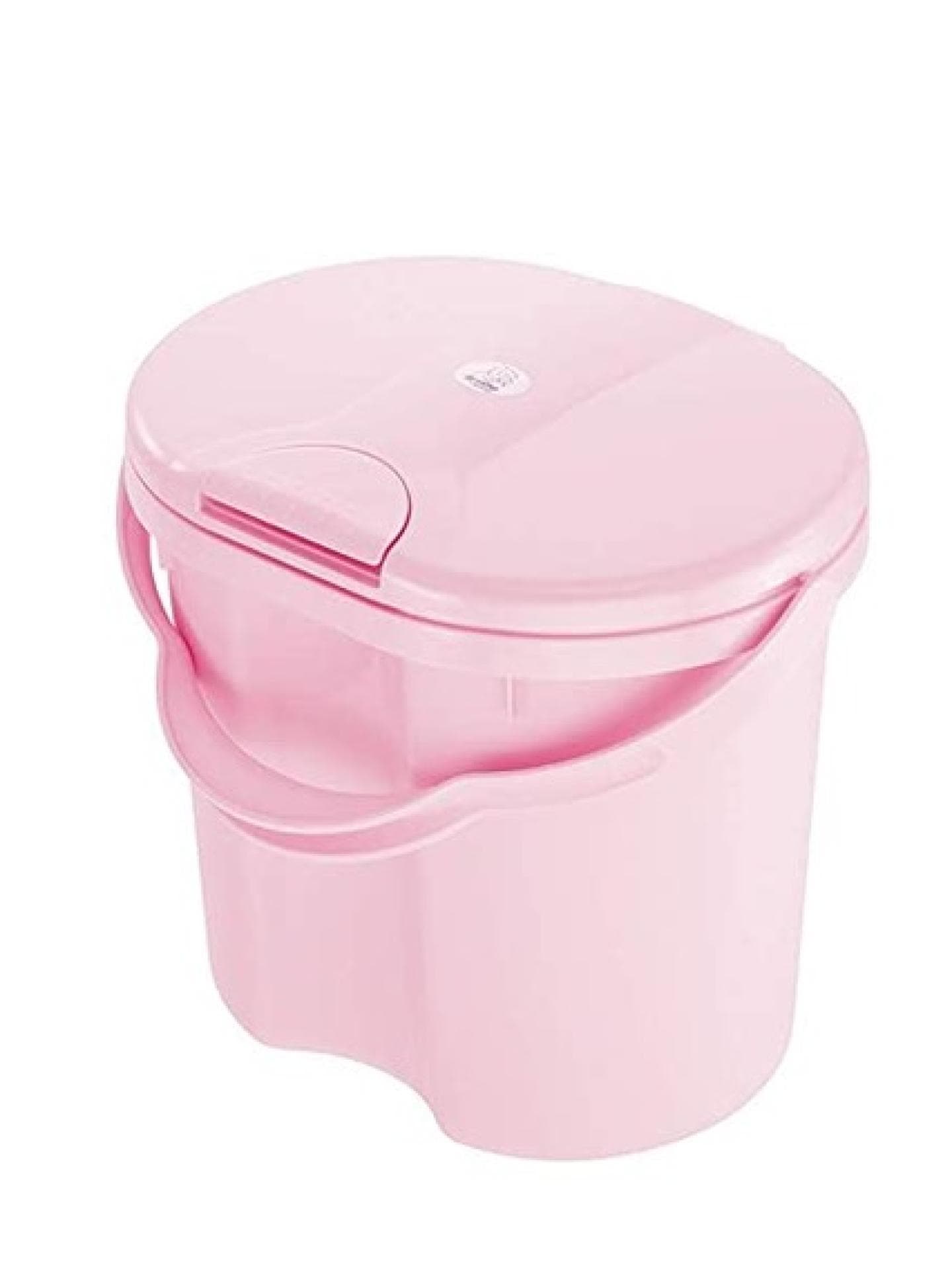 Der Windeleimer von Rotho in "tender rosé pearl" Der Windeleimer von Rotho in "tender rosé pearl"
