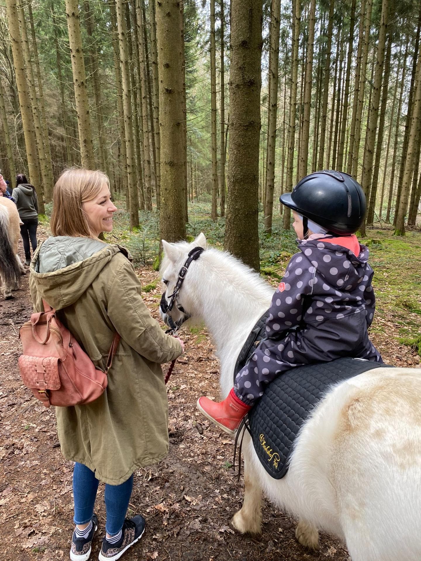Mutter und Tochter beim Ponyreiten im Bayerischen Wald