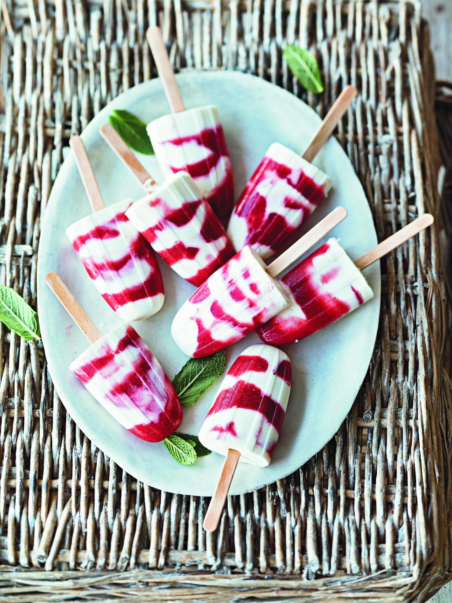 Erdbeereis am Steil für Kinder – mit Joghurt und Mascarpone Erdbeereis mit Mascarpone