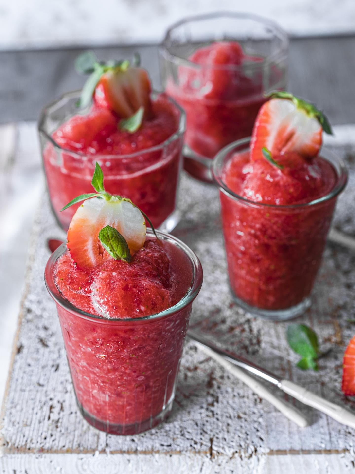 Ein selbstgemachter Erdbeer-Kirsch-Slush