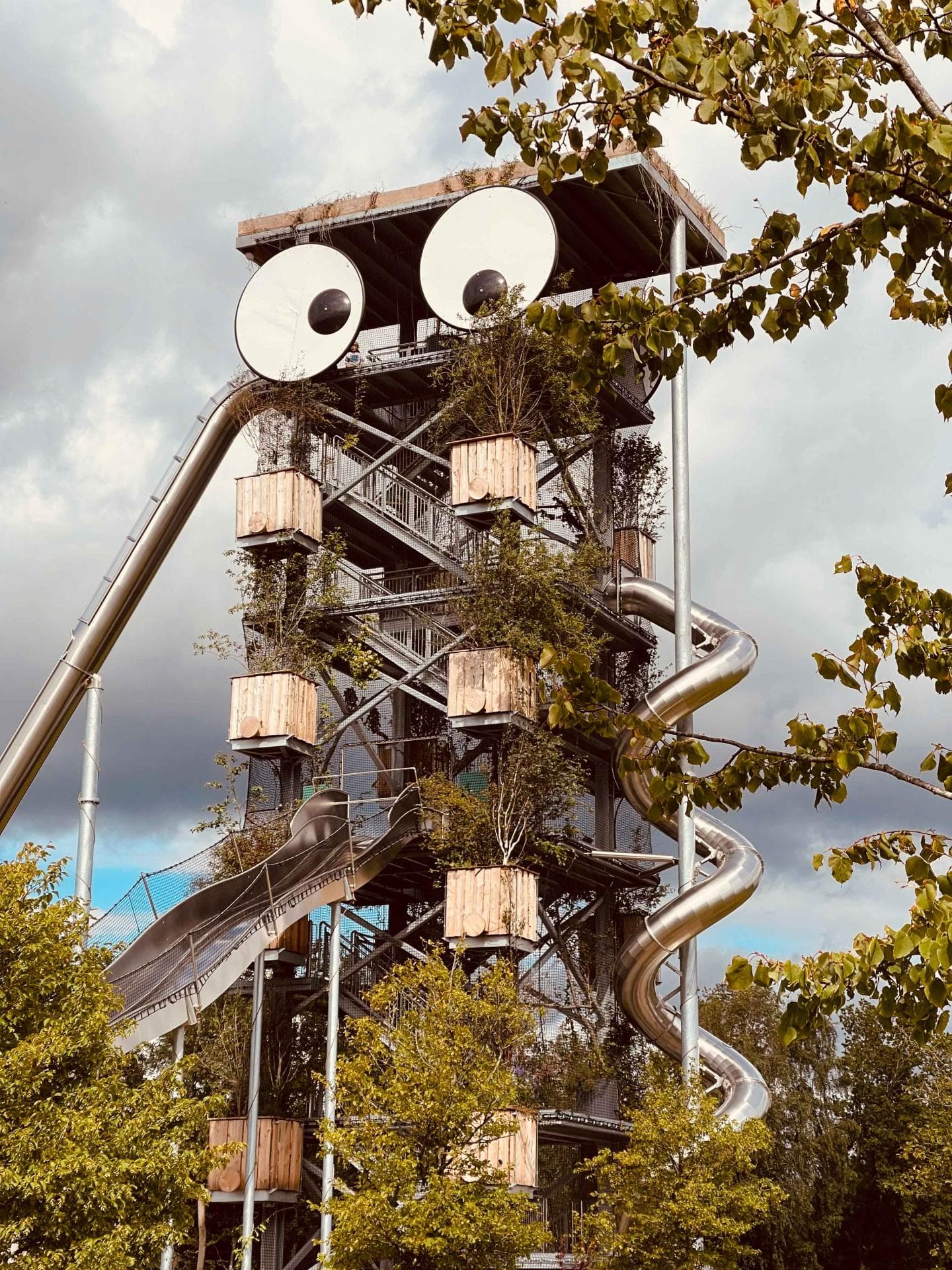 Der Freifallrutschenturm "Gigant" im Wow-Park in Billund