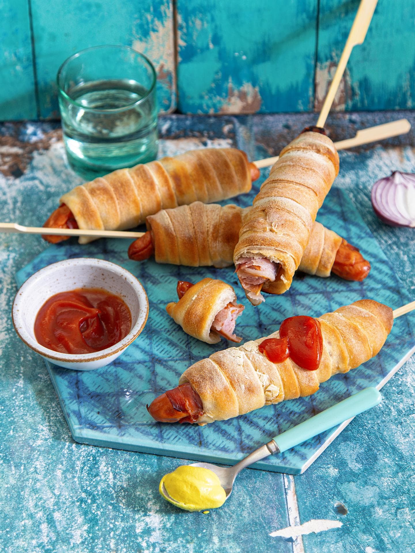 Stockbrot-Hotdogs aus fertigem Pizzateig
