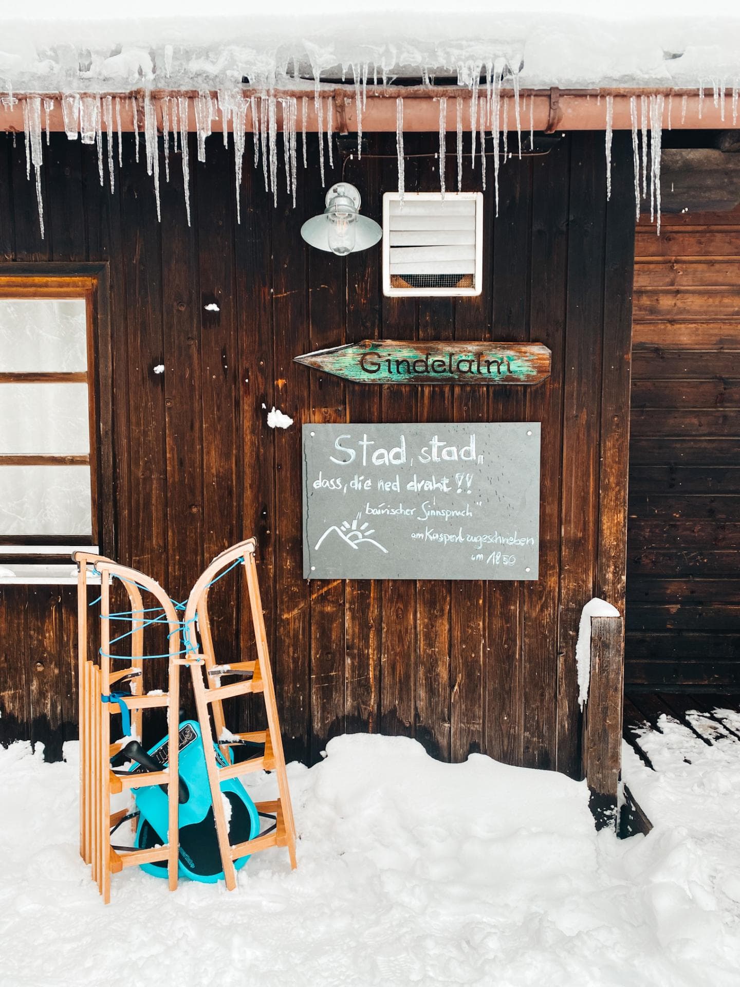Eine Almhütte im Winter