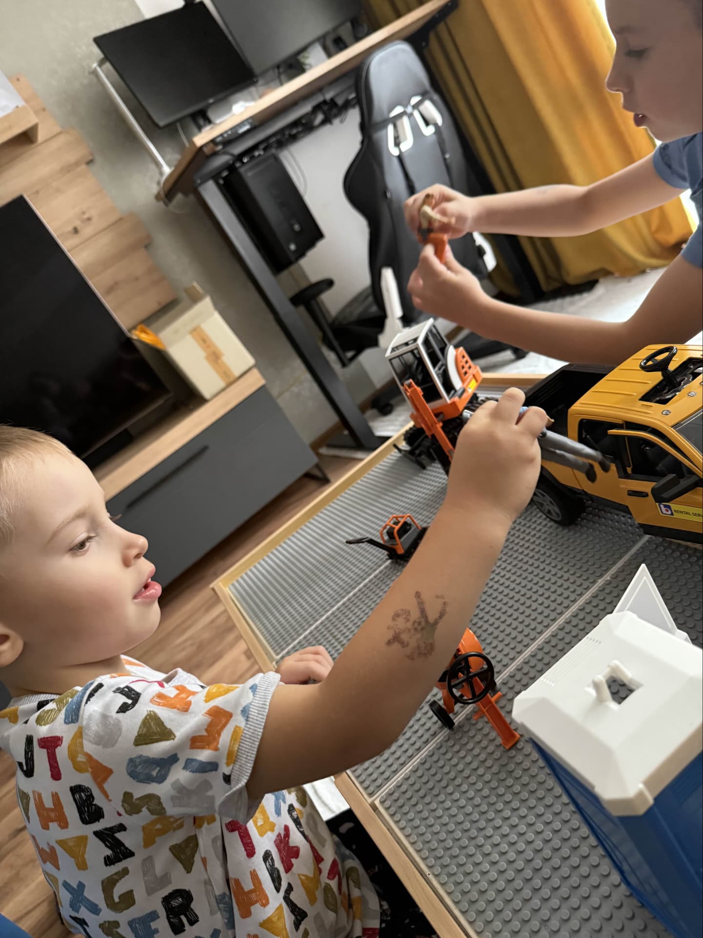 Angelinas Söhne testen Bruder Spielwaren. Angelinas Söhne testen Bruder Spielwaren.