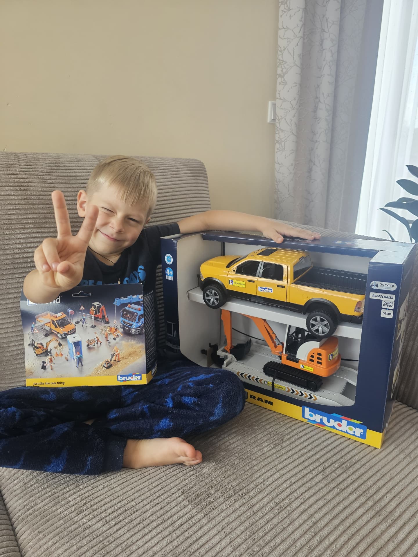 Natalias Sohn und das Paket von Bruder Spielwaren. Natalias Sohn und das Paket von Bruder Spielwaren.