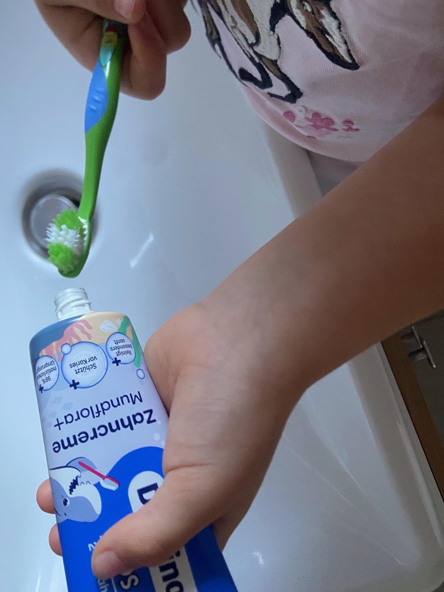 Julias Tochter mit der Dentinox Zahncreme. Julias Tochter mit der Dentinox Zahncreme.