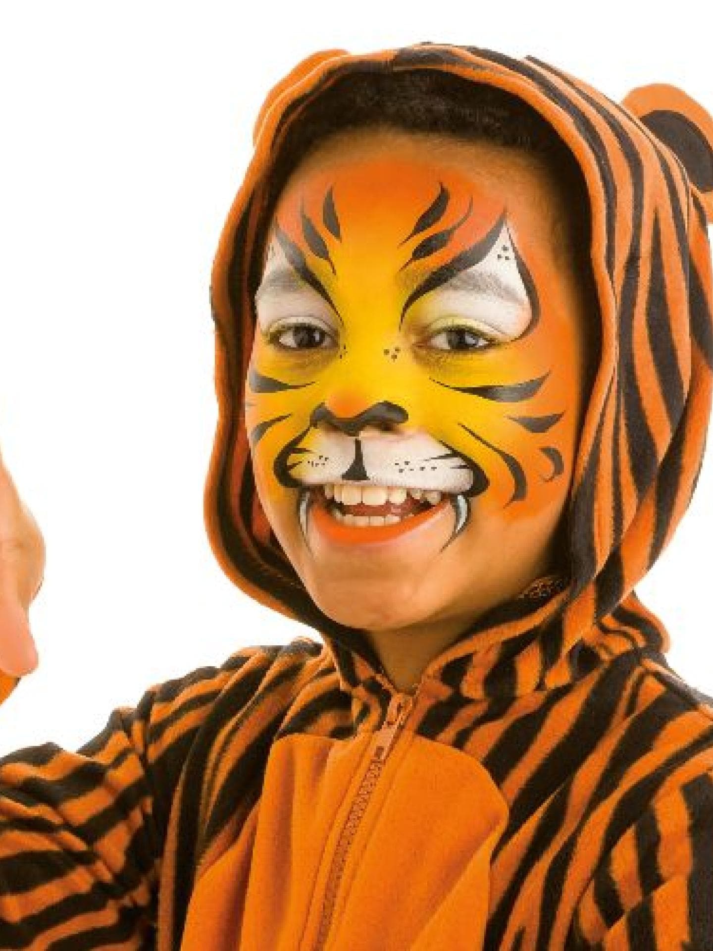 Tiger schminken: Tigernase aufmalen. Tiger schminken: Tigernase aufmalen.
