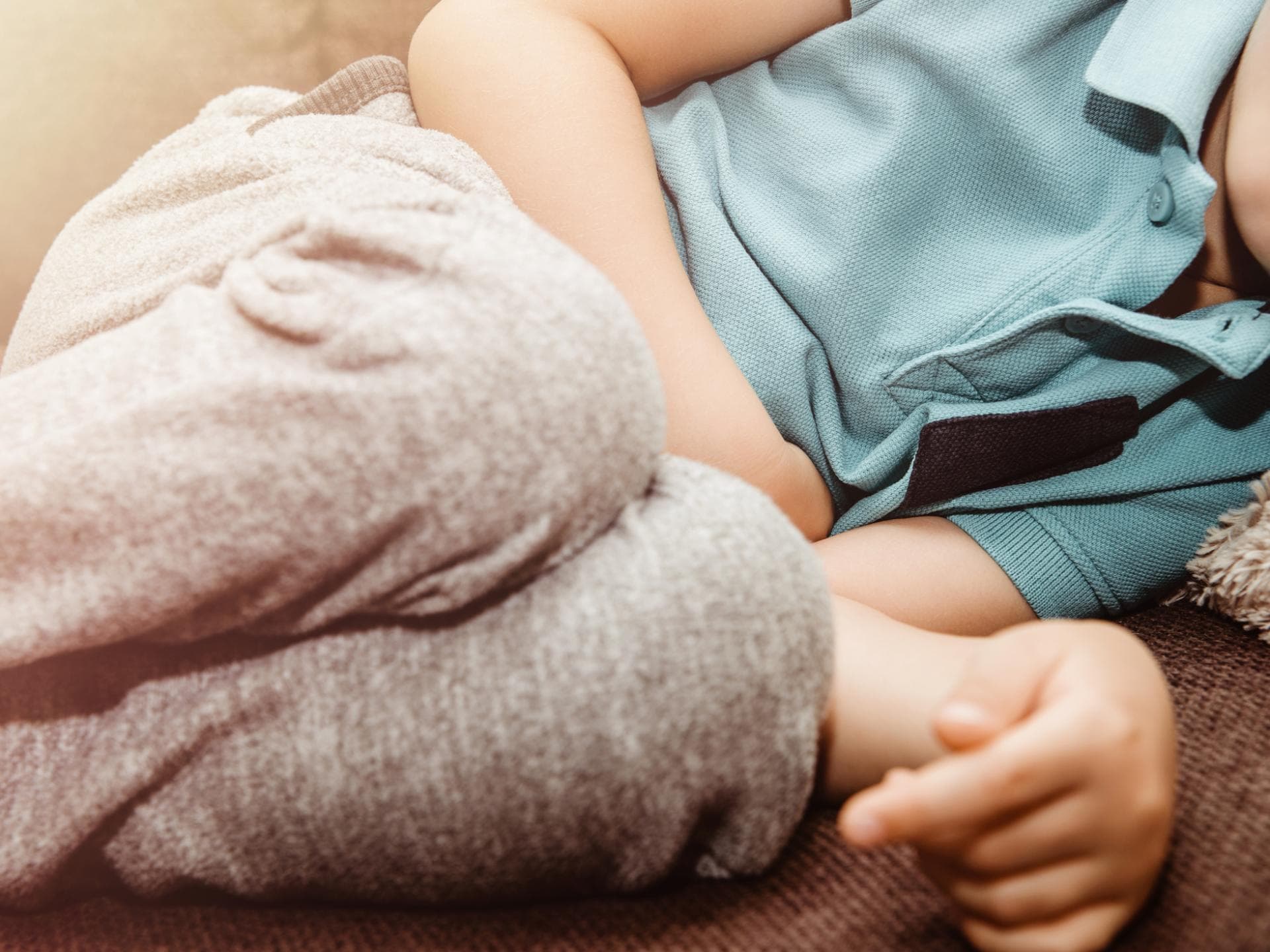 Kind krümmt sich und hat Bauchschmerzen.